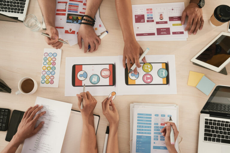 Estratega digital validando la consistencia del Brand Voice y las métricas