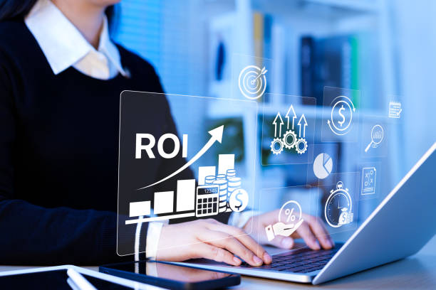 Especialista analizando la rentabilidad y el retorno de inversión (ROI) de campañas de marketing digital