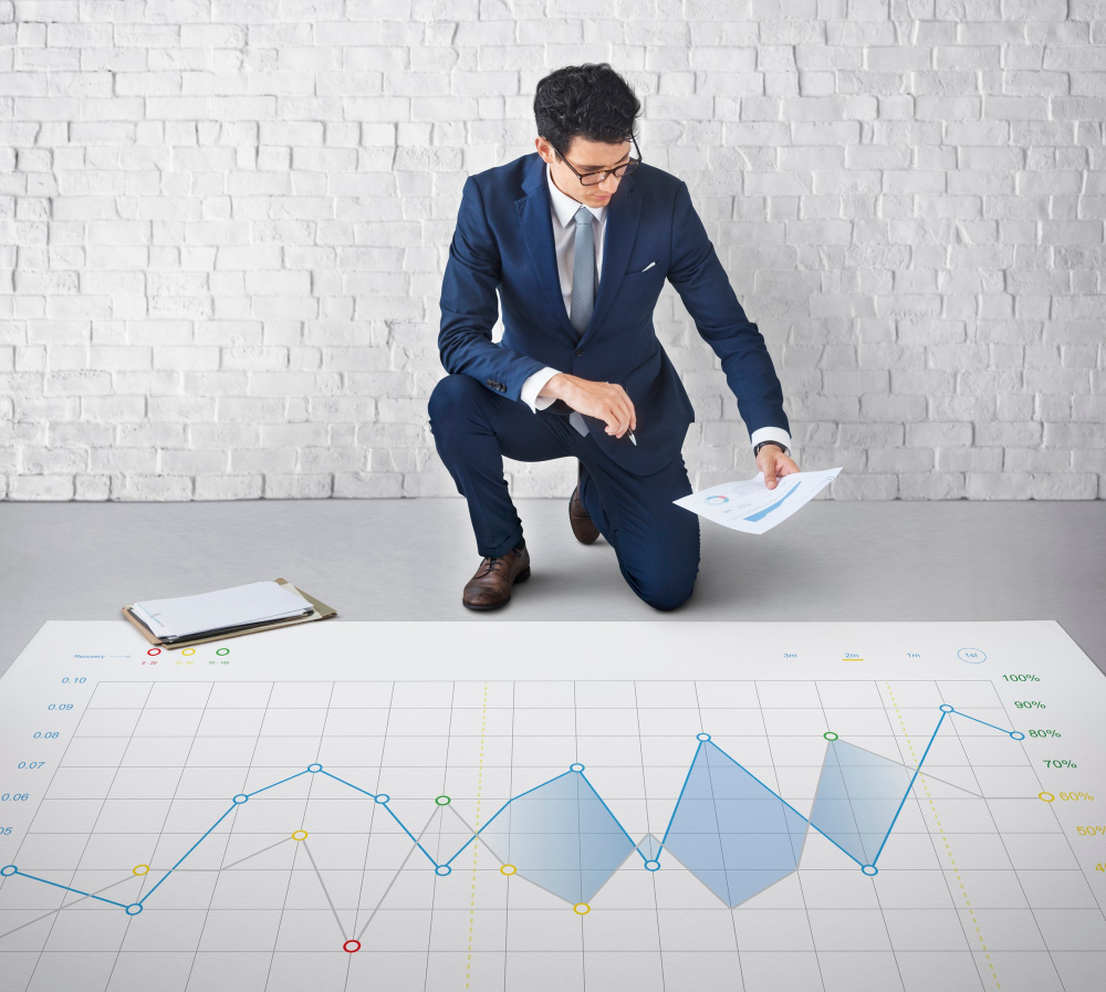 Asesores ejecutivos de Virtoriantech evaluando la rentabilidad acumulada y el retorno de inversión