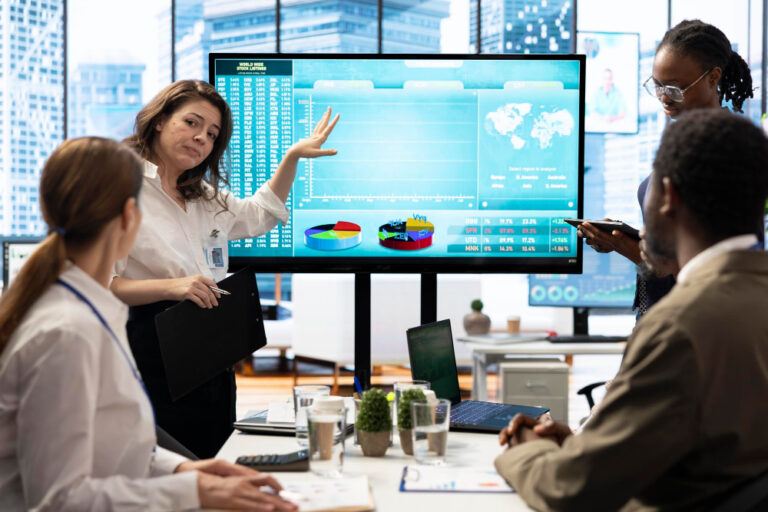 mostrando un gráfico comparativo de KPIs comerciales, tasa de conversión y retorno de inversión ROI