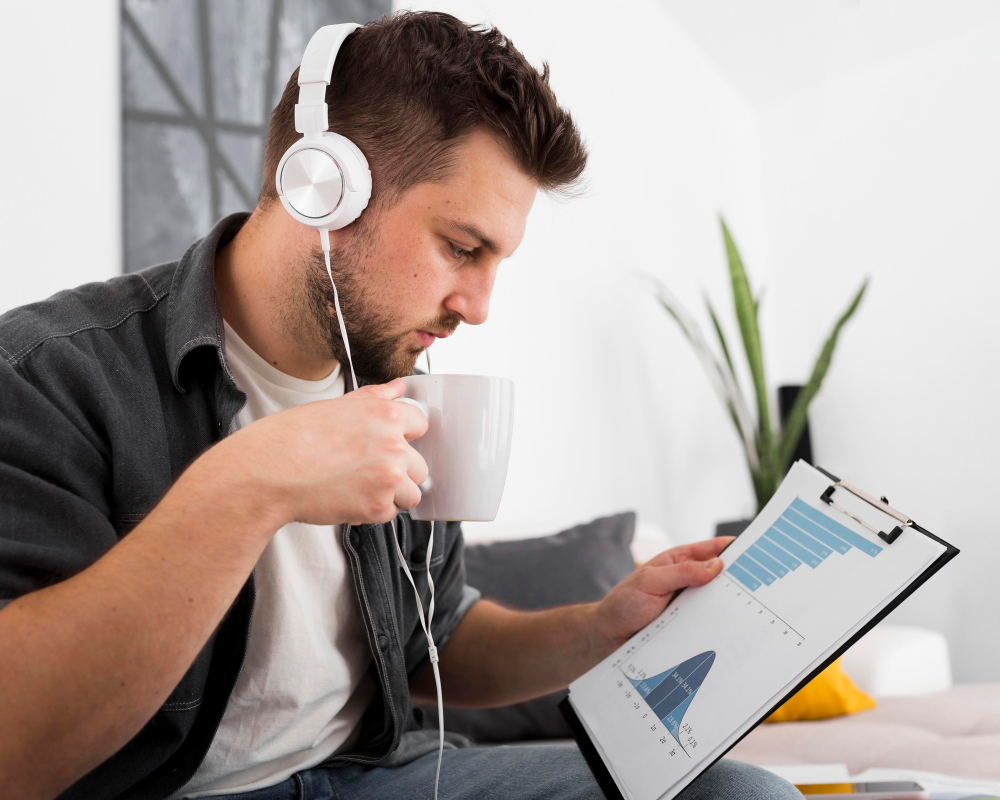 Usuario escuchando un podcast de negocios en su smartphone