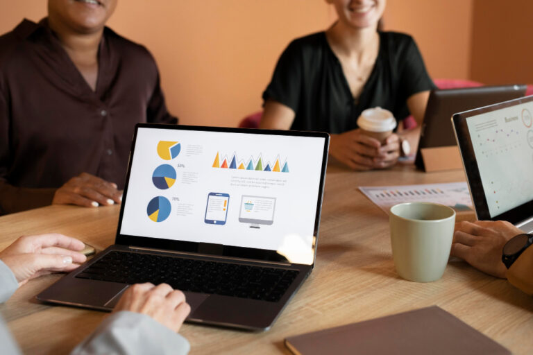 Agencia de marketing digital analizando métricas de rendimiento SEO y SEM