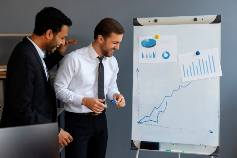 curva decreciente del Costo de Adquisición de Clientes (CAC) en SEO frente al costo constante en SEM