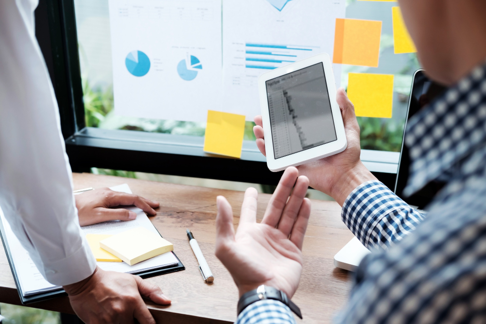 Consultores de marketing digital de Virtoriantech evaluando estrategias de captación B2B