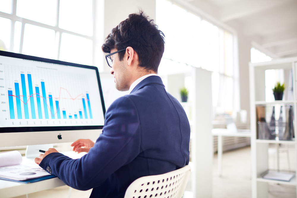 revisando el embudo de ventas, el retorno de inversión (ROI) y la sinergia entre el contenido del blog