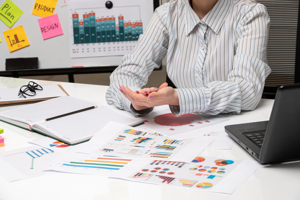 Especialistas de Virtoriantech diseñando una arquitectura de marketing digital y posicionamiento SEO