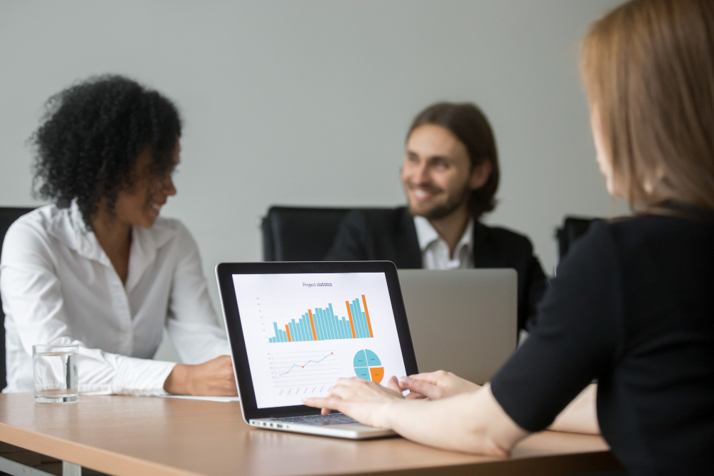 Equipo de especialistas de Virtoriantech realizando una auditoría para optimizar términos de búsqueda y escalar ventas