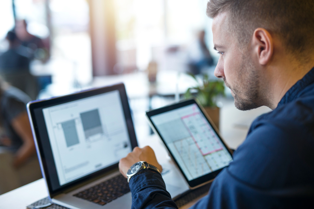 revisando auditorías técnicas web y estrategias de posicionamiento SEO